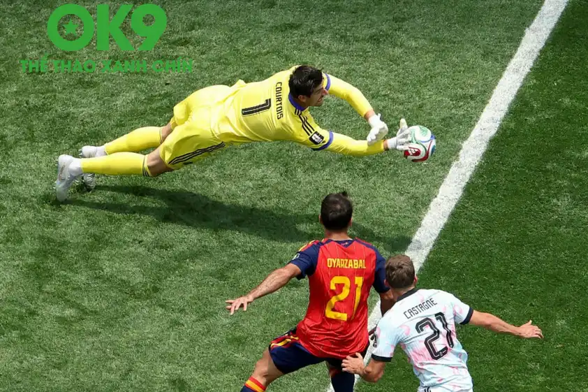 Courtois chỉ chịu thua từ cú đá bồi sau khi đã xuất sắc cản phá cú sút cận thành của Olmo